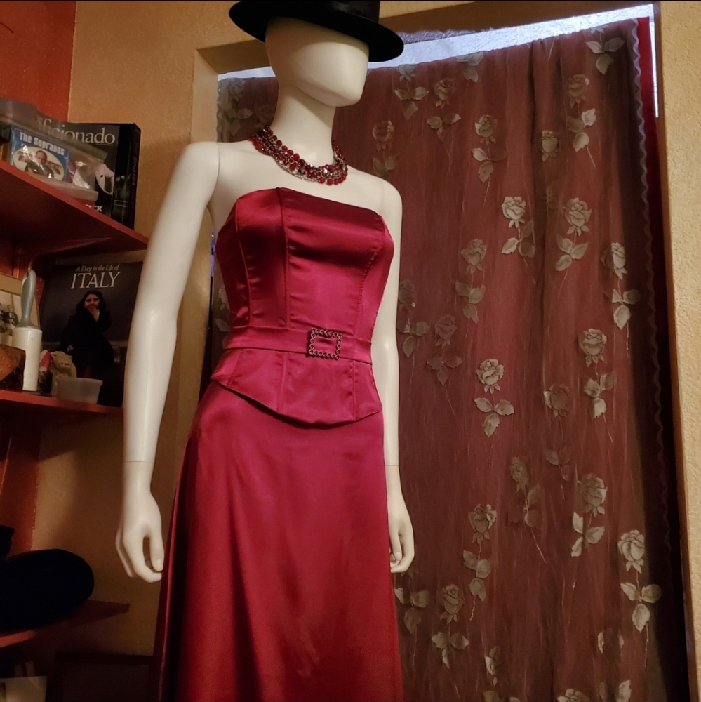 ❤NWOT- Gorgeous Red Satin Strapless Gown w/ Belted Waist ❤ - Picture 8 of 15